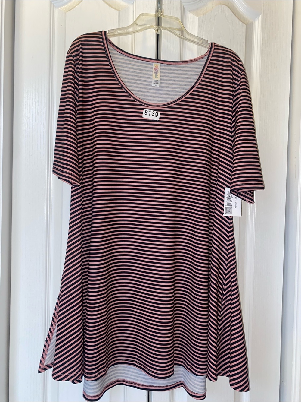 9139 - NWT LuLaRoe Perfect T Medium Top